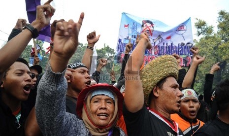 Nelayan dari berbagai daerah mengikuti aksi di depan Kantor Kementerian Kelautan dan Perikanan, Jakarta, Kamis (26/2).