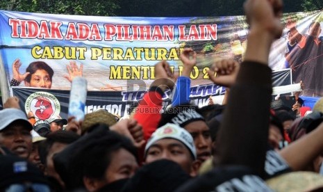 Nelayan dari berbagai daerah mengikuti aksi di depan Kantor Kementerian Kelautan dan Perikanan, Jakarta, Kamis (26/2).