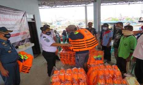 Nelayan di Pelabuhan Pelelangan Ikan Muarareja Tegal menerima bantuan berupa alat keselamatan kapal seperti pelampung dan life jacket.