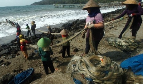 Nelayan di pesisir Pantai Timur, Pangandaran, Jawa Barat.