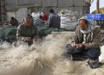 Nelayan Gaza beraktivitas di pelabuhan di Gaza City.