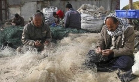 Nelayan Gaza beraktivitas di pelabuhan di Gaza City.