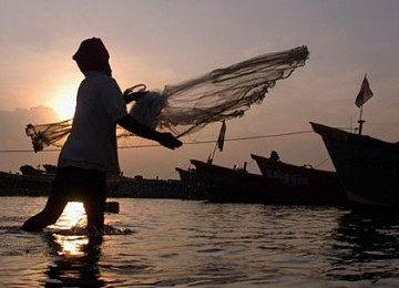 Nelayan India tengah mencari ikan di laut.