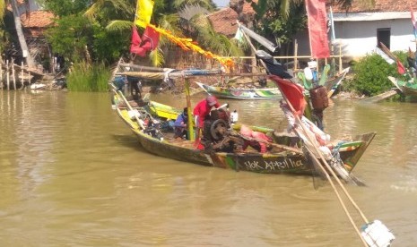 Nelayan Kabupaten Karawang, antusias menjadi pengumpul limbah minyak mentah di laut utara tersebut, Senin (29/7).