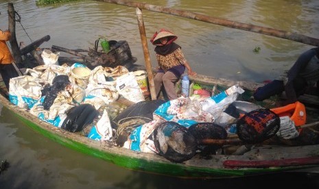 Nelayan Kabupaten Karawang, antusias menjadi pengumpul limbah minyak mentah di laut utara tersebut, Senin (29/7). 