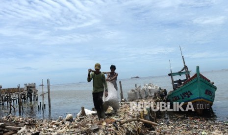 Pembangunan proyek pergudangan di Pelabuhan Muara Angke, Kecamatan Penjaringan, Jakarta Utara, menghambat akses nelayan dan bongkar muat hasil tangkapan.