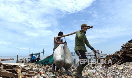 Nelayan kerang hijau membawa hasil tangkapan di Muara Angke, Jakarta Utara, beberapa waku lalu.