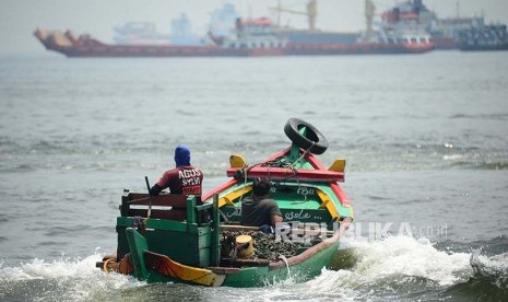 Nelayan kerang melintasi kawasan perairan di Pelabuhan Tanjung Priok Jakarta Rabu (11/10). Jumlah nelayan kerang di teluk Jakarta terus berkurang seiring semakin jauhnya jarak tempuh untuk mencari kerang di lautan. Kondisi diperparah dengan reklamasi teluk jakarta yang juga menggusur tambak kerang mereka di laut.