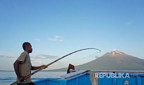 Nelayan Larantuka menggunakan joran tradisional saat memancing ikan Cakalang di perairan Flores, NTT 