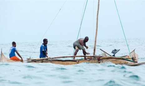 Nelayan Madagaskar berburu hiu.