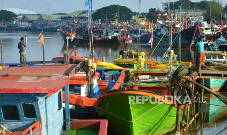 Nelayan melabuhkan kapalnya di dermaga saat libur melaut pada peringatan 17 tahun bencana tsunami 26 Desember 2021 di Desa Lampulo, Banda Aceh, Aceh, Ahad (26/12/2021). 