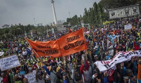 Nelayan melakukan aksi unjuk rasa di depan Istana Negara, Jakarta, Selasa (11/7). 