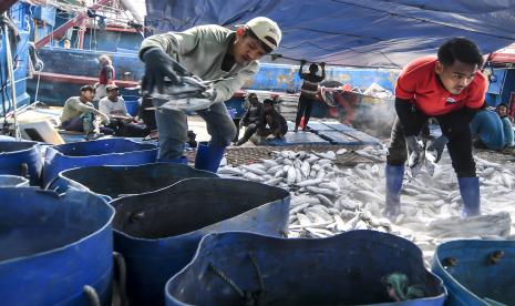 Nelayan melakukan bongkar muat ikan di Pelabuhan Muara Baru, Jakarta, Kamis (3/3/2021).  Kementerian Kelautan dan Perikanan (KKP) mendorong produk-produk perikanan dalam negeri bisa bersaing di pasar global.