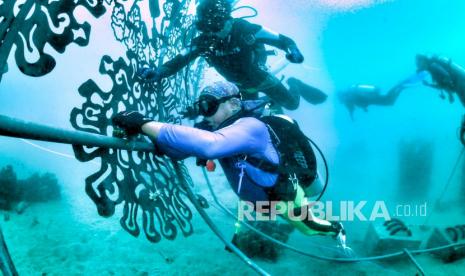 Nelayan melakukan transplantasi terumbu karang pada instalasi seni terumbu rupa Domus Coronarius Circularis di Pantai Bangsring, Banyuwangi, Jawa Timur, Rabu (9/3/2022). Pantai yang menjadi zona konservasi terumbu karang sejak tahun 2009 itu, saat ini luasnya sudah mencapai sekitar 15 hektar dan menjadi tempat wisata yang menawarkan keindahan berbagai biota laut. 