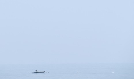  Nelayan melaut di Pantai Air Manis, Padang, Sumatera Barat (8/9). 