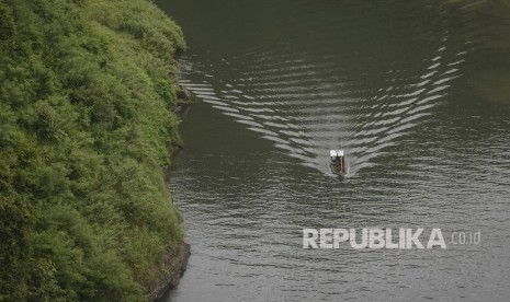 Nelayan melintasi sungai Citarum di kawasan Rajamandala, Kabupaten Bandung Barat, Jawa Barat, Senin (15/1).