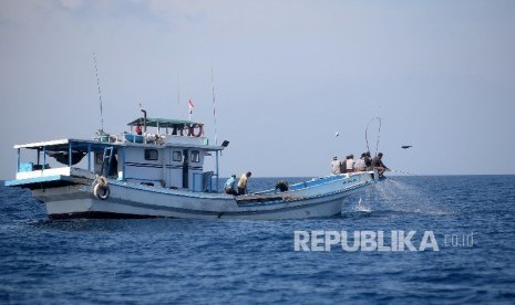 TNI tak Ingin Ada Natuna Kedua di Perairan NTT. FOTO: Nelayan memancing ikan cakalang dengan menggunakan teknik tradisional Huhate (pole and line) di Laut Flores, NTT, Pekan Lalu.