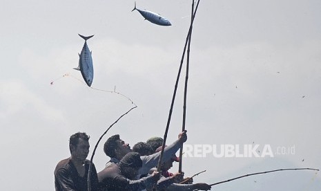 Nelayan memancing ikan di Nusa Tenggara Timur (NTT) (ilustrasi).