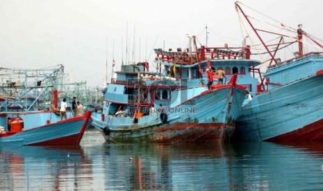 Nelayan memarkir kapal usai bongkar muatan di Pelabuhan Samudra