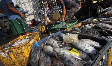 Nelayan memilah ikan di tempat penjualan ikan seusai bongkar muat kapal nelayan di Muara Baru, Jakarta, Ahad (6/5). 