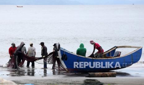 Nelayan mempersiapkan jaring pukat darat untuk menangkap ikan secara tradisional di pesisir pantai Gampong Jawa, Banda Aceh, Aceh, Senin (18/10/2021). Kementerian Kelautan dan Perikanan (KKP) menetapkan kebijakan penangkapan terukur dengan membagi wilayah penangkapan dalam tiga zona meliputi penangkapan untuk industri, zonasi penangkapan untuk nelayan lokal, dan zonasi untuk pemijahan yang akan diterapkan pada awal 2022.