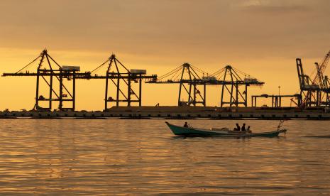 Nelayan menaiki perahu di dekat proyek pembangunan Makassar New Port (MNP) di Makassar, Sulawesi Selatan, Selasa (5/7/2022).