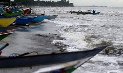   Nelayan menambatkan perahunya di Desa Aeng Batu-batu, Galesong Utara, Takalar, Sulawesi Selatan, Rabu (2/3).