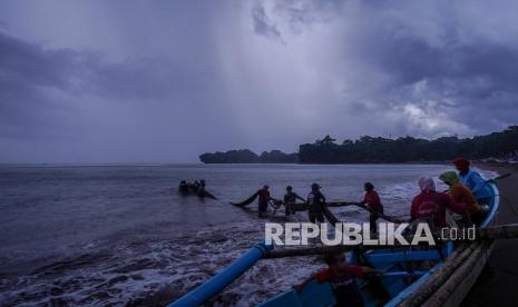 Nelayan menarik jaring di pantai Pangandaran. BMKG mengeluarkan peringatan dini terkait gelombang tinggi di daerah ini.