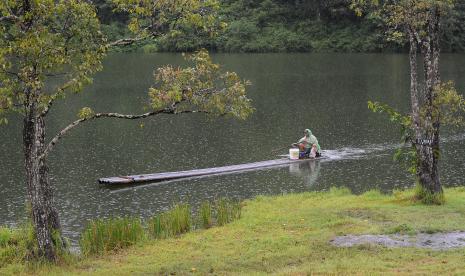 Nelayan di Danau Lingkat, yang berada di Hutan Adat Lekuk 50 Tumbi Lempur, Gunung Raya, Kerinci, Jambi, Jumat (17/12/2021). 