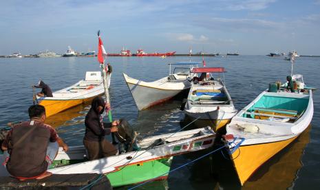 Nelayan mengisi Bahan Bakar Minyak (BBM) jenis solar ke dalam mesin perahu di perairan Tempat Pelelangan Ikan Paotere, Makassar, Sulawesi Selatan, Rabu (14/9/2022). Pemerintah harus mengoptimalkan penerima BBM bersubsidi sesuai sasaran. Ilustrasi.