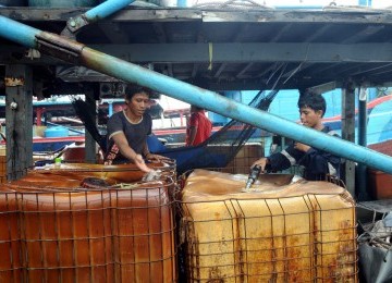 Nelayan mengisi bahan bakar minyak (BBM) solar di atas kapal sebelum melaut di SPBU Pelabuhan Ikan Muara Angke, Jakarta Utara, Rabu (29/2). (Republika/Wihdan Hidayat)