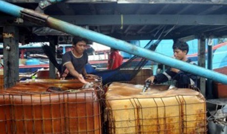 Nelayan mengisi bahan bakar minyak (BBM) solar di atas kapal sebelum melaut di SPBU Pelabuhan Ikan Muara Angke, Jakarta Utara, Rabu (29/2). (Republika/Wihdan Hidayat)