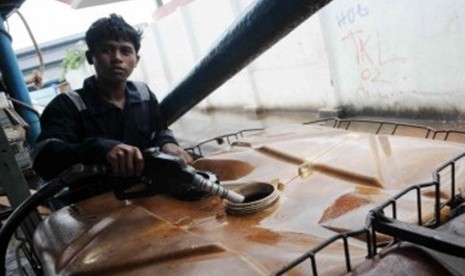 Nelayan mengisi bahan bakar minyak (BBM) solar di atas kapal sebelum melaut di SPBU Pelabuhan Ikan Muara Angke, Jakarta Utara, Rabu (29/2). (Republika/Wihdan Hidayat)