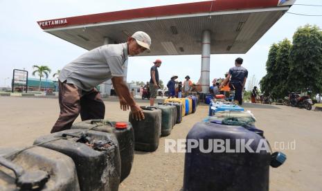 Nelayan mengumpulkan jerigen untuk melakukan pengisian bahan bakar solar bersubsidi di SPBU Limbangan, Juntinyuat, Indramayu, Jawa Barat, Sabtu (19/3/2022). Nelayan terpaksa mengantre membeli BBM untuk kebutuhan melaut karena bahan bakar solar subsidi di sejumlah SPBU di daerah itu cepat habis. 