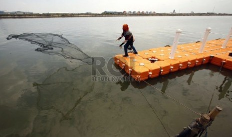  Nelayan menjaring ikan di sekitar dermaga apung di Kanal Banjir Timur, Marunda, Jakarta Utara, Senin (4/2).   (Republika/Adhi Wicaksono)