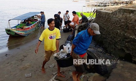 Nelayan menurunkan ikan hasil tangkapannya (ilustrasi)