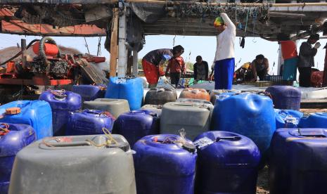 Nelayan Indramayu, Jawa Barat, Selasa (30/8/2022). Dampak kenaikan harga bahan bakar minyak (BBM) subsidi terutama jenis solar, sangat dirasakan nelayan kecil di Kabupaten Indramayu.