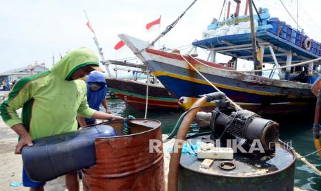 Nelayan menyiapkan solar untuk persiapan melaut di dermaga PPI Lempasing, Bandar Lampung, Lampung. Angin kencang disertai hujan melanda sejumlah wilayah di Provinsi Lampung, Ahad (30/10/2022). Sebagian besar nelayan di pesisir Lampung belum berani melaut, khawatir dengan keselamatan sebagai dampak gelombang laut tinggi.