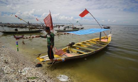 Nelayan penyedia jasa perahu wisata menunggu wisatawan di Pantai Kenjeran, Surabaya, Jawa Timur, Minggu (12/4/2020). Para nelayan di daerah tersebut mengaku pendapatan mereka turun drastis akibat sulitnya menjual hasil tangkapan ikan dan sepinya kunjungan wisatawan untuk menyewa jasa perahu wisata akibat COVID-19.