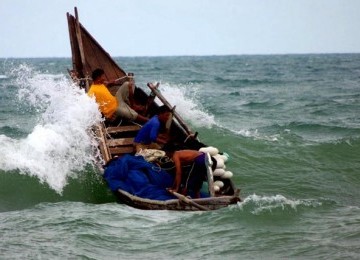 Nelayan tradisional tengah berjuang melawan gelombang laut Bengkulu.