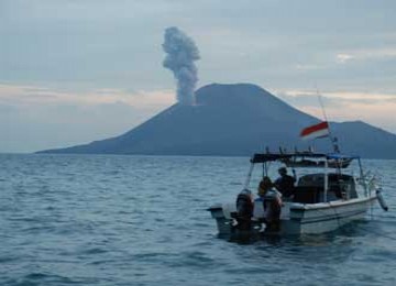 Nelayan di perairan Anak Krakatau