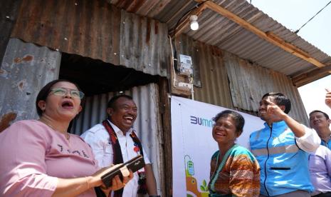 Nelci Tana Tabun (ketiga dari kiri), warga Kelurahan Bello, Kupang, Nusa Tenggara Timur (NTT), tampak sangat bahagia setelah mendapat bantuan pasang baru listrik gratis dari program Light Up The Dream. Penyalaan listrik secara simbolis ini dilakukan oleh General Manager PLN Unit Induk Wilayah NTT, F. Eko Sulistyono (kedua dari kanan) dan Camat Maulafa, Matheus A.B. Heru Da Costa (kedua dari kiri) pada (23/10).