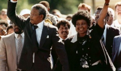 Nelson Mandela dan istri Winnie saat merayakan bebasnya Mandela dari penjara.