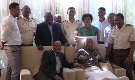 Nelson Mandela difoto bersama para perawat rumah sakit usai menjalani operasi 