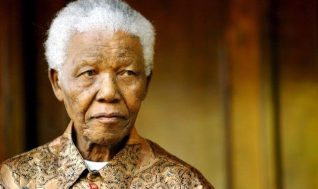   Nelson Mandela mengenakan batik saat diabadikan di  pada tahun 2005.  (EPA/STR)