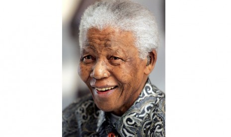 Nelson Mandela mengenakan batik saat diabadikan di  pada tahun 2005.  (EPA/Jon Hrusa)