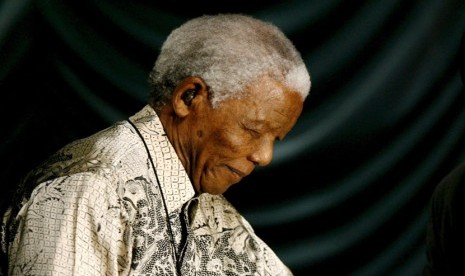   Nelson Mandela mengenakan batik saat merayakan ulang tahunnya ke-90 di Johannesburg,Afrika Selatan, pada tahun 2008.  (EPA/Kim Ludbrook)