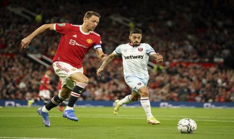  Nemanja Matic dari Manchester United, kiri, dan Manuel Lanzini dari West Ham berebut bola selama pertandingan sepak bola Piala Liga Inggris antara Manchester United dan West Ham di Old Trafford di Manchester, Inggris, Rabu, 22 September 2021.