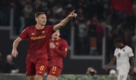  Nemanja Matic dari AS Roma saat merayakan golnya.