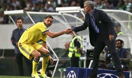 Nemanja Matic (kiri) dan Jose Mourinho.